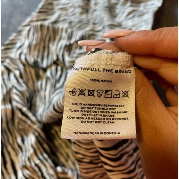 Faithfull The Brand Zebra Print V-neck Dress ( 8 ) - Picture 5 of 11